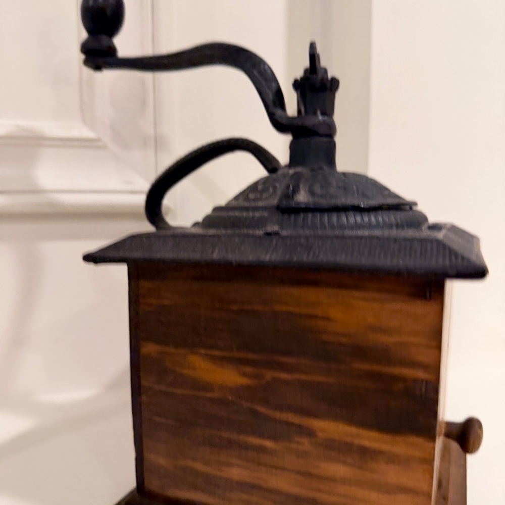 Vintage Wooden Coffee Grinder Hand Crank Cast Iron Mill WORKING coffee grinder - Picture 8 of 9